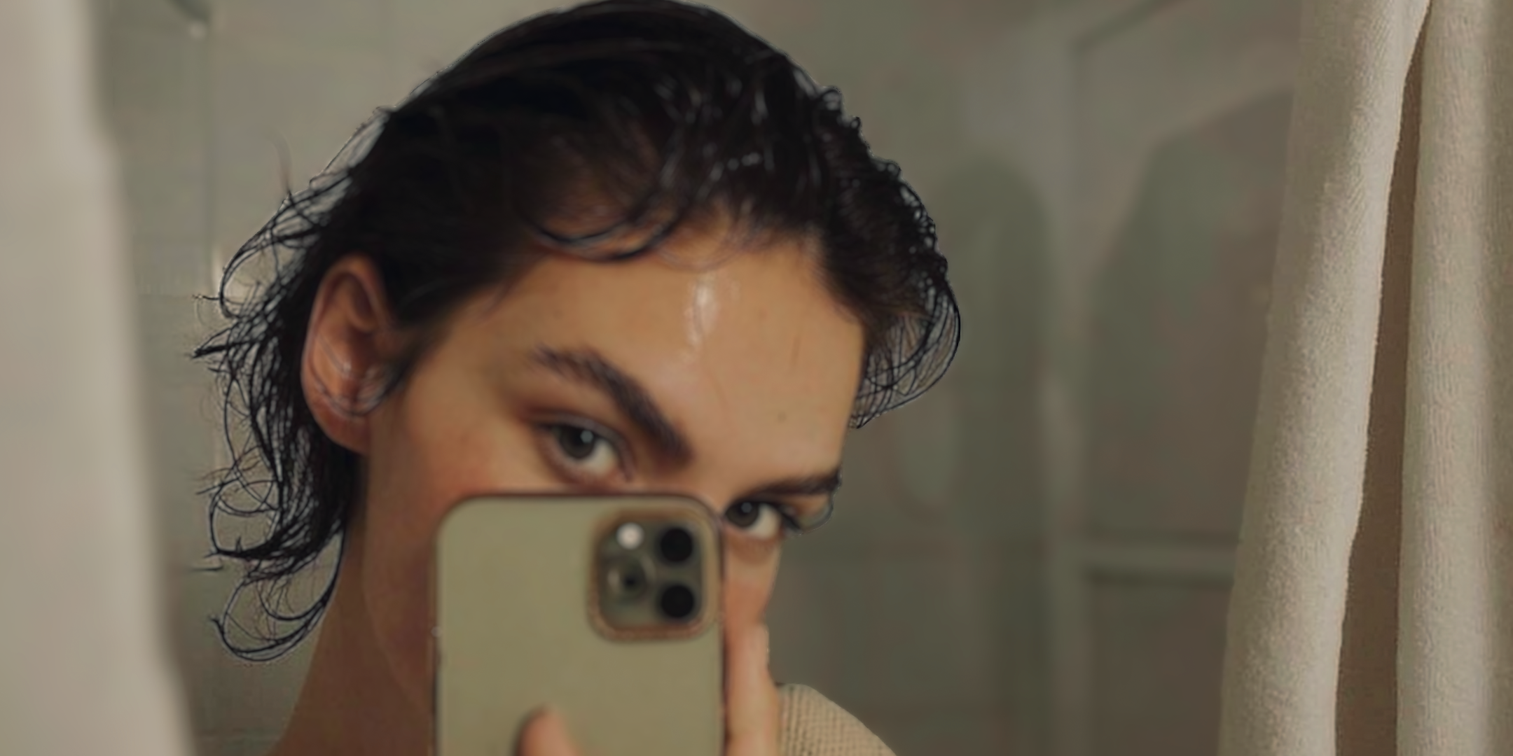 Woman taking mirror selfie after shower with fresh, natural look – inlafete