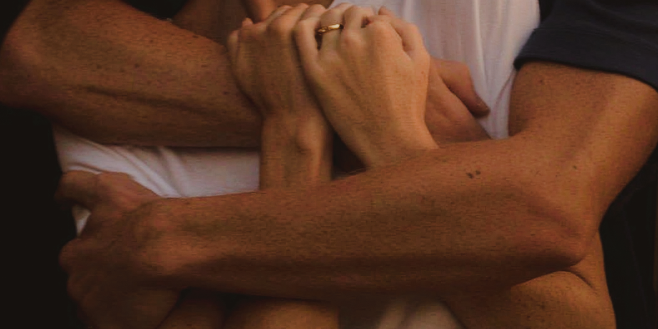 Intimate hug with hands and arms wrapped together – inlafete